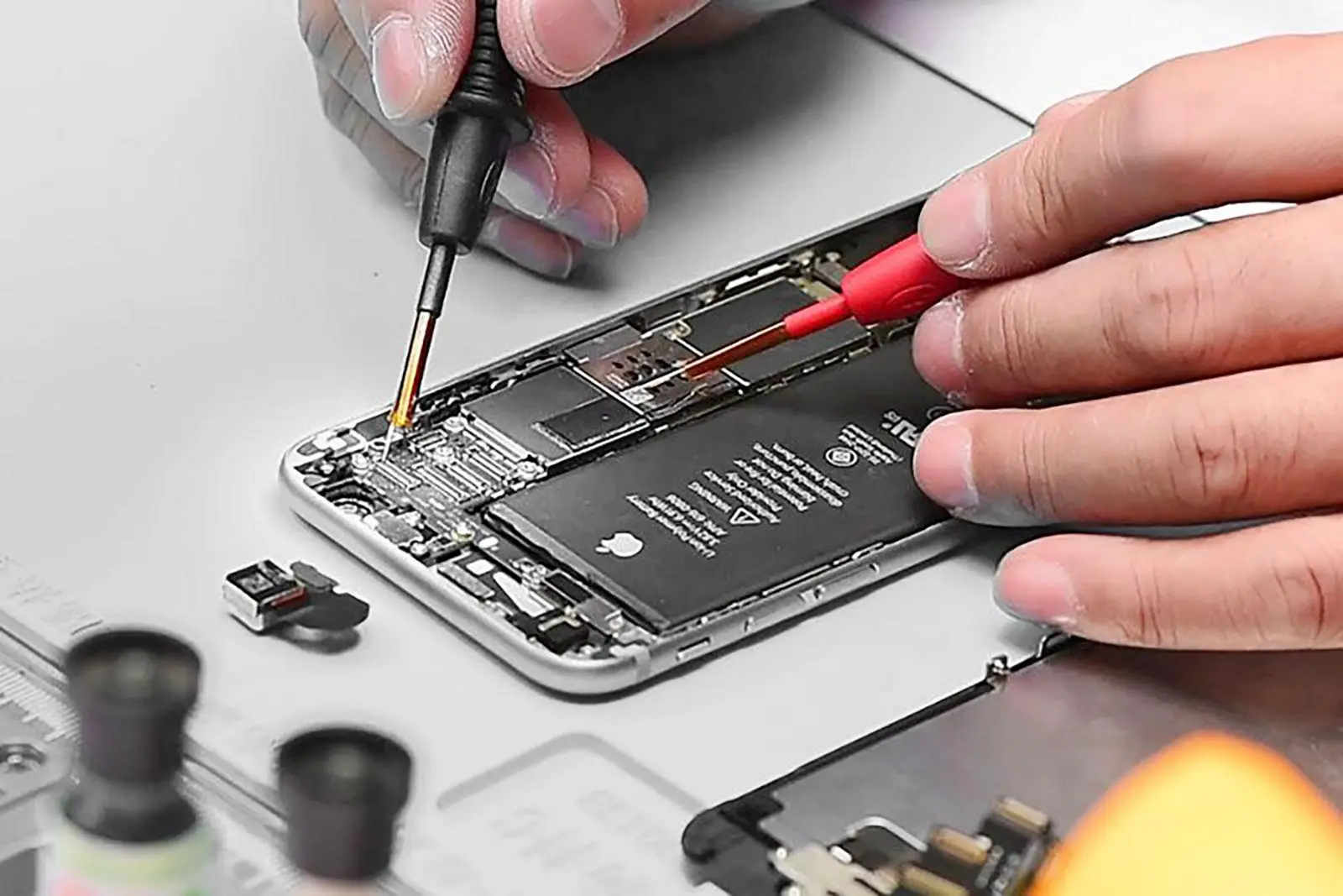 قطعات یدکی و ابزارهای تخصصی مورد استفاده در تعمیرات آیفون