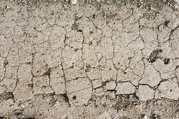 بتن با ترک‌های عمیق که نیاز به بررسی فوری توسط کارشناس دارد