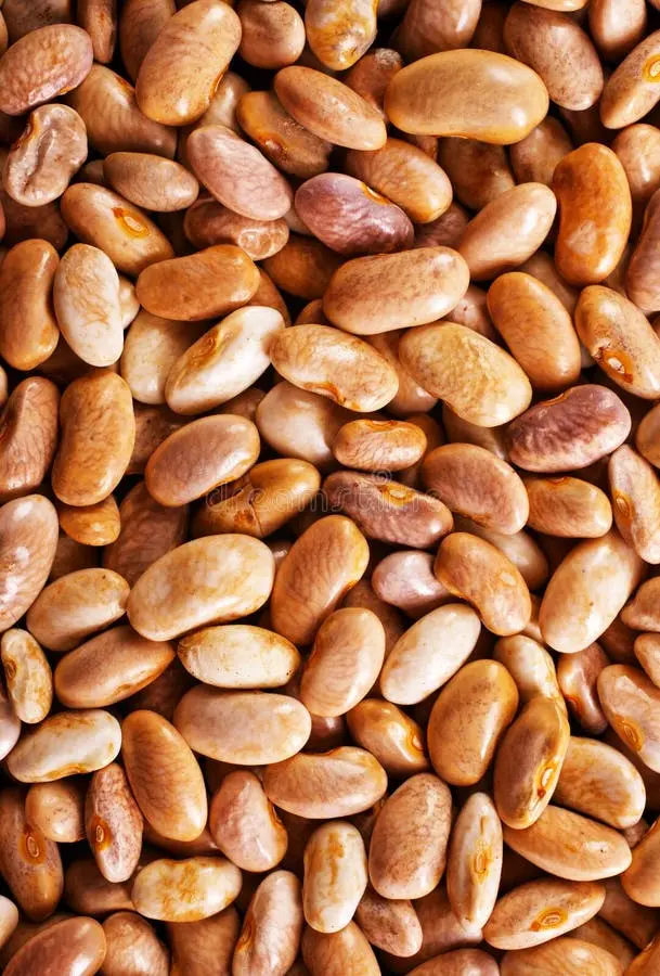 حبوبات خشک در یک ظرف چوبی بر روی میز چوبی
