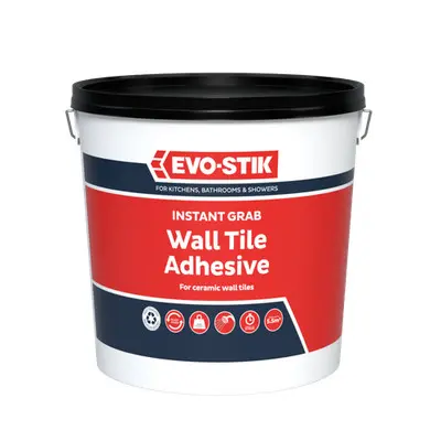 نصب کاشی با چسب کاشی در یک پروژه داخلی