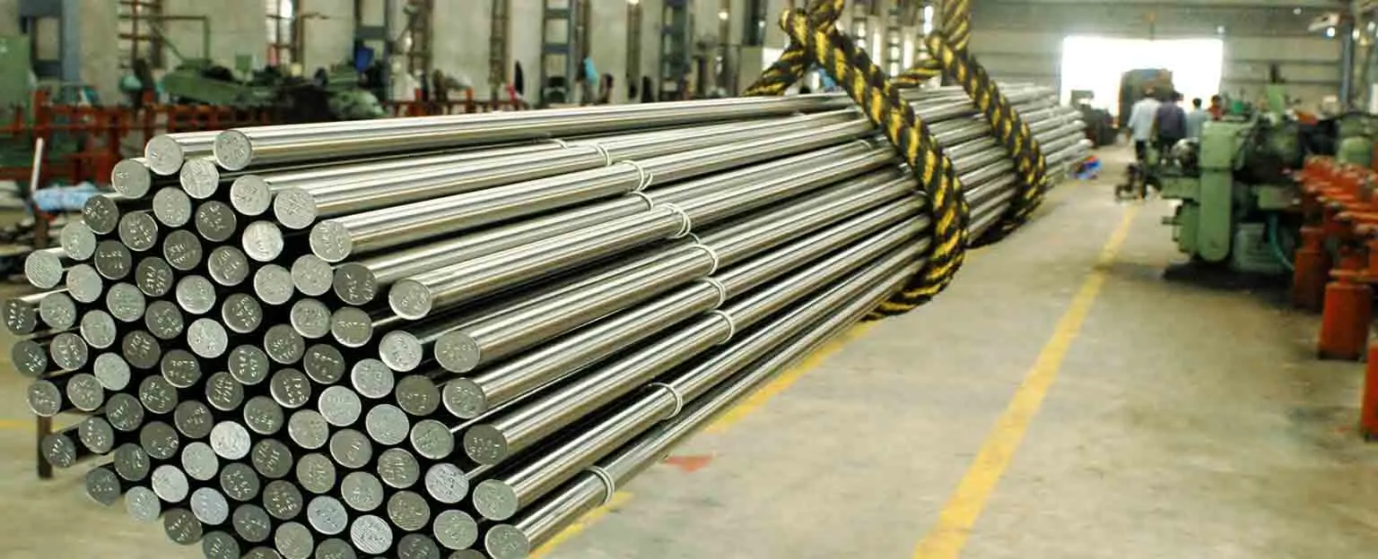 میلگردهای فولادی با سطح صاف و بدون عیوب در انبار