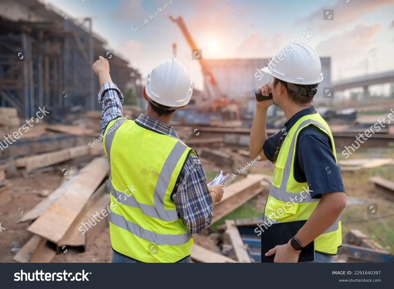 مصالح و تجهیزات ساخت‌وساز در یک سایت پروژه