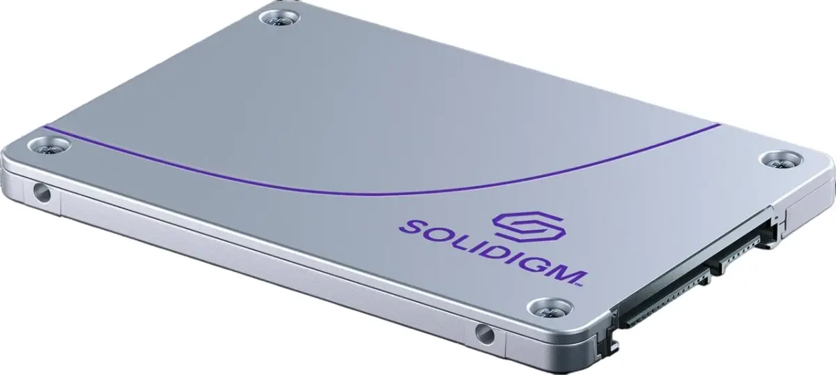 کنترلر و مدارهای الکترونیکی داخل یک SSD SATA که بر عملکرد و عمر آن تأثیر می‌گذارند