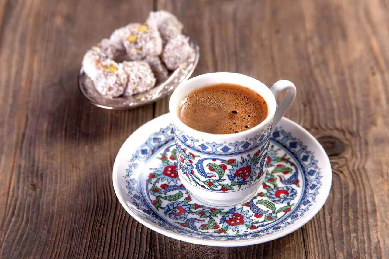 فنجان قهوه ترک در محیط سنتی و زیبا