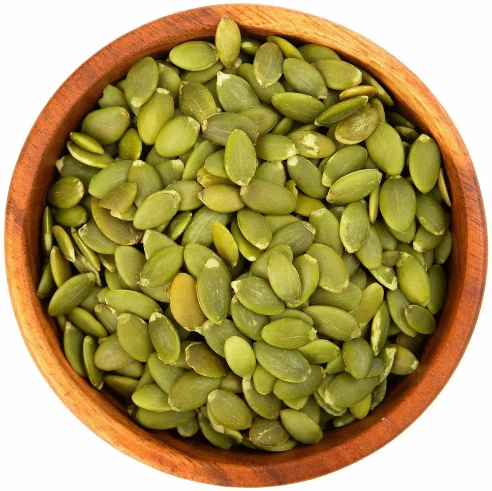 مغز تخمه کدو در ظرف چوبی برای استفاده در آشپزی