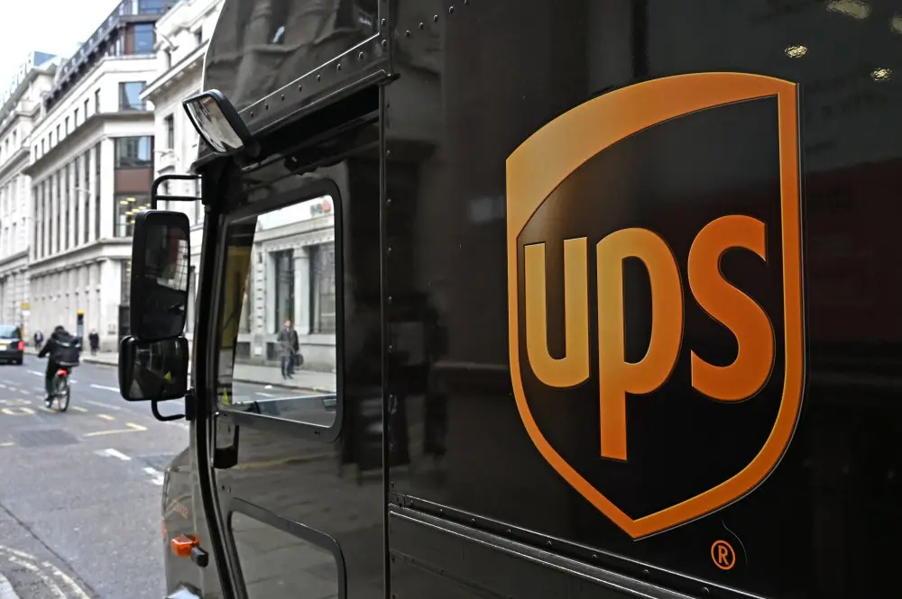 یک واحد UPS صنعتی نصب شده در یک اتاق کنترل استودیو
