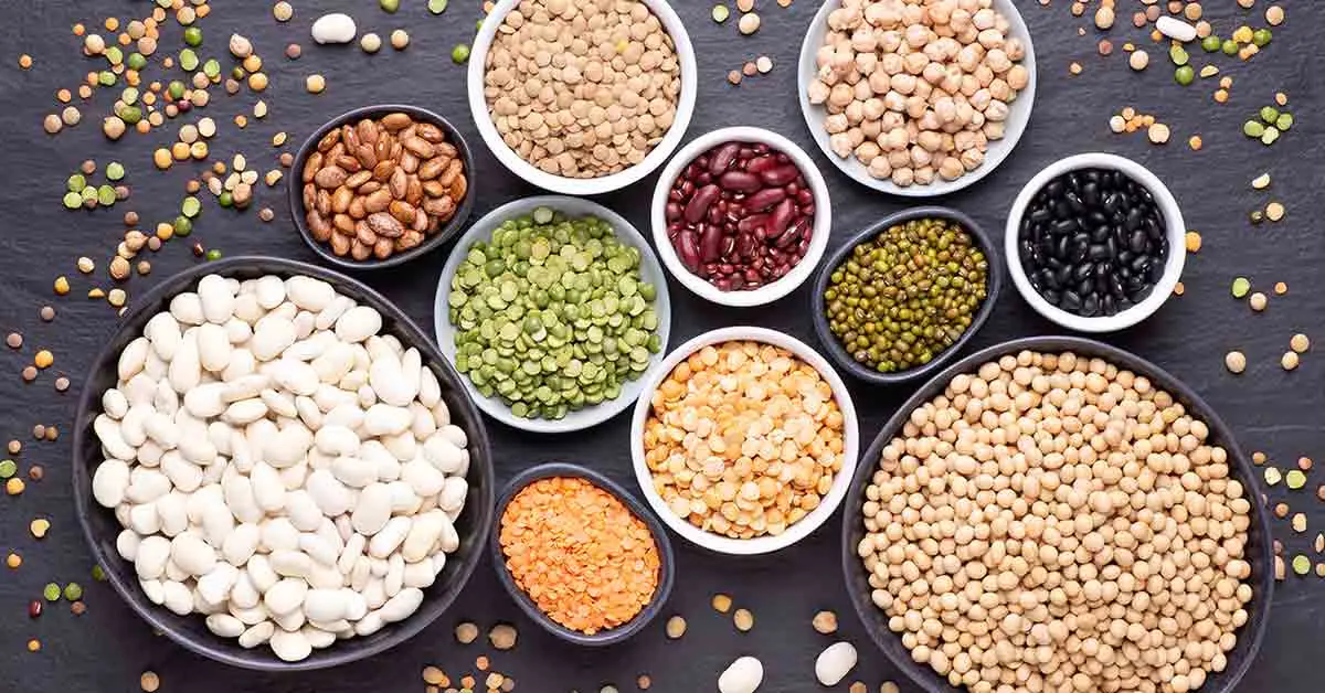 چندین نوع حبوب خشک و تازه در ظرف چوبی