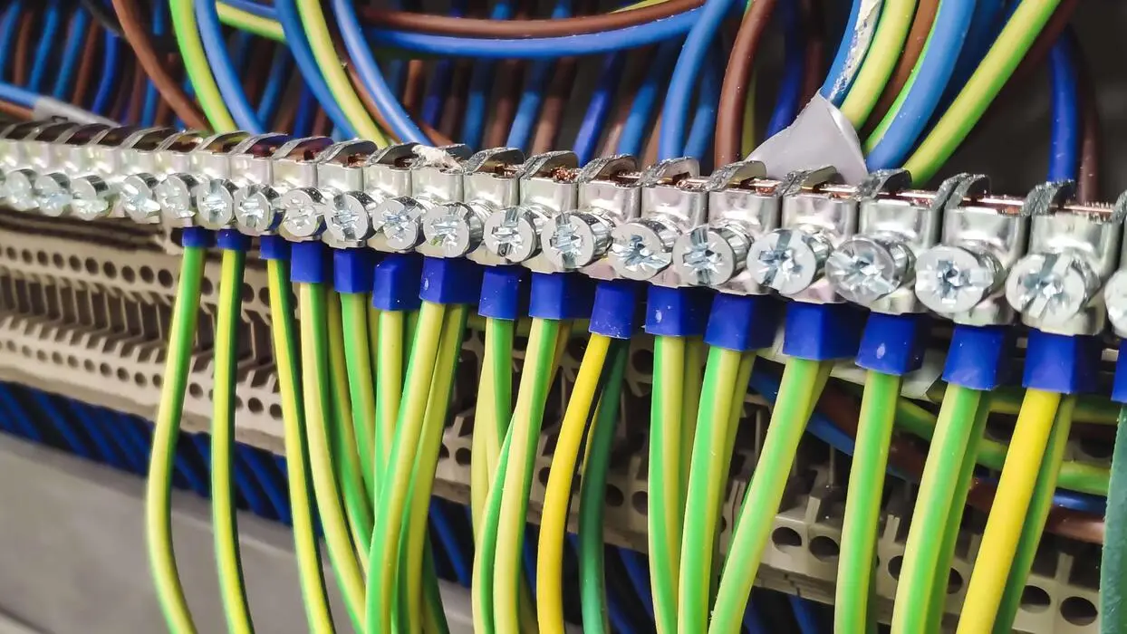 نصب و اتصال سیمها در کنتور برق ساختمان